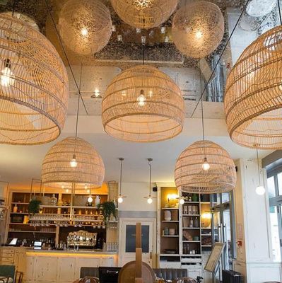 Chiếc đèn chùm treo rattan tròn hiện đại để chiếu sáng trong nhà hàng