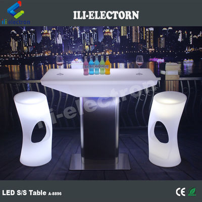 Địa bàn chiếu sáng câu lạc bộ đêm đã dẫn bàn cà phê