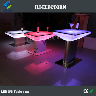 Địa bàn chiếu sáng câu lạc bộ đêm đã dẫn bàn cà phê