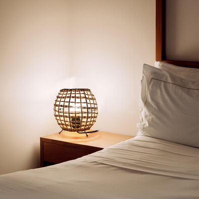 nhỏ sáng tạo đèn bàn rattan bóng rattan nghệ thuật rattan dệt phòng ngủ trang trí đèn bàn