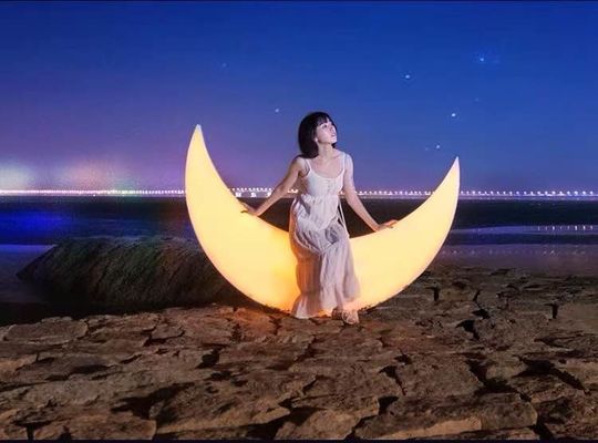 Cơ sở giải trí Vòng đu bằng nhựa Ghế mặt trăng đèn LED 16 Màu sắc thay đổi