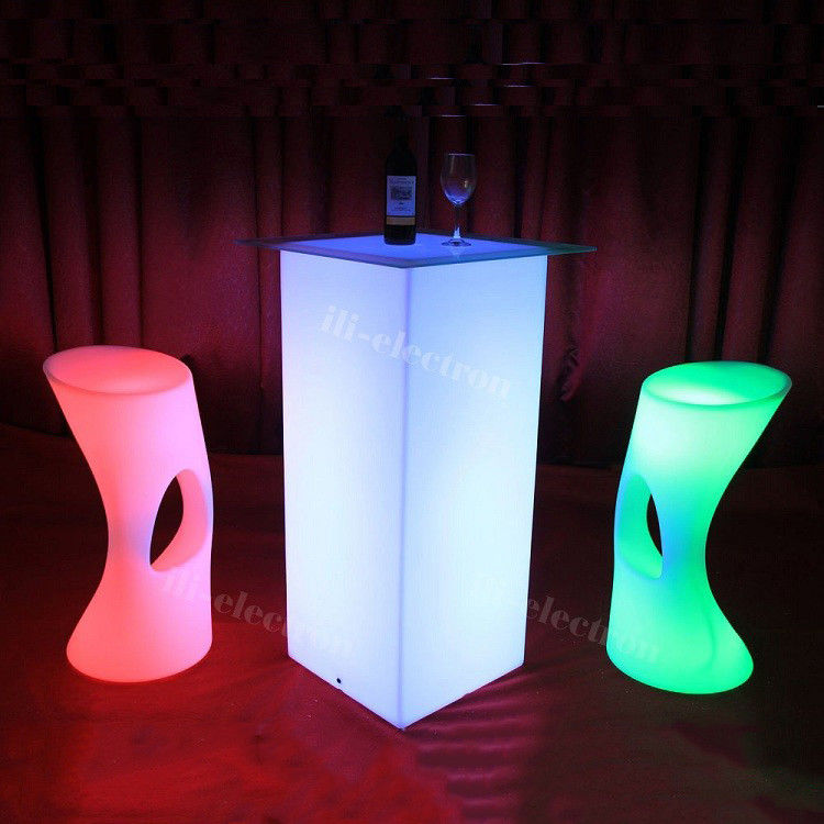 Đèn LED ngoài trời Bàn cocktail cao hình khối PE Vật liệu nhựa với điều khiển từ xa